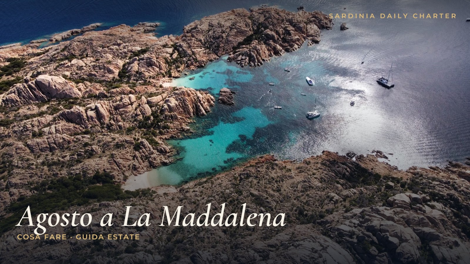 Vista aerea dell'arcipelago di La Maddalena in estate, meta ideale per agosto