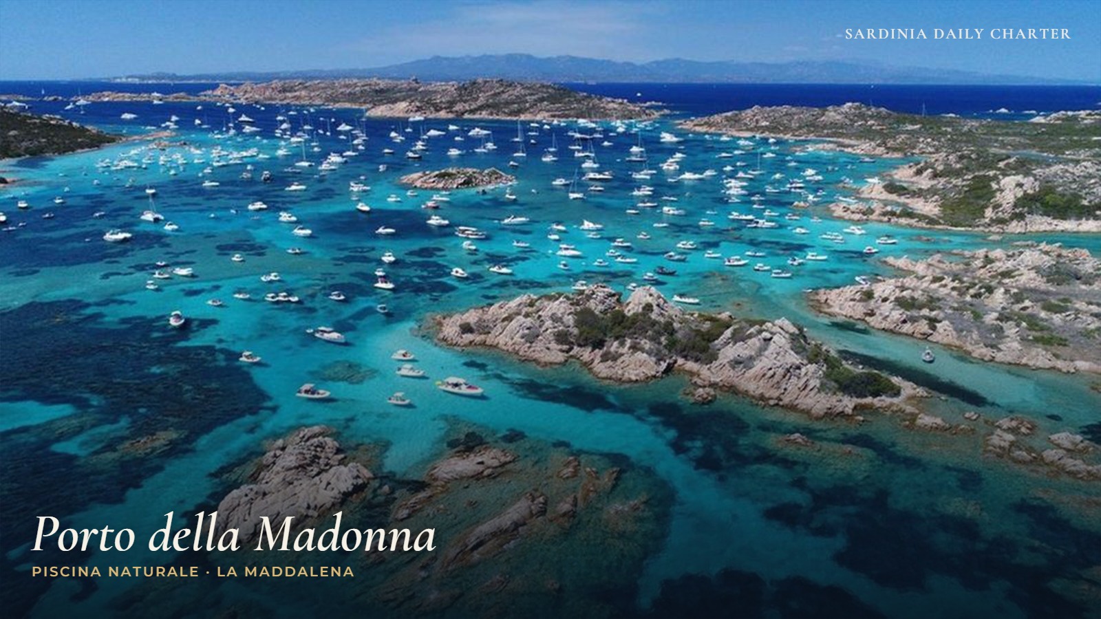Vista aerea delle acque turchesi di Porto della Madonna a La Maddalena